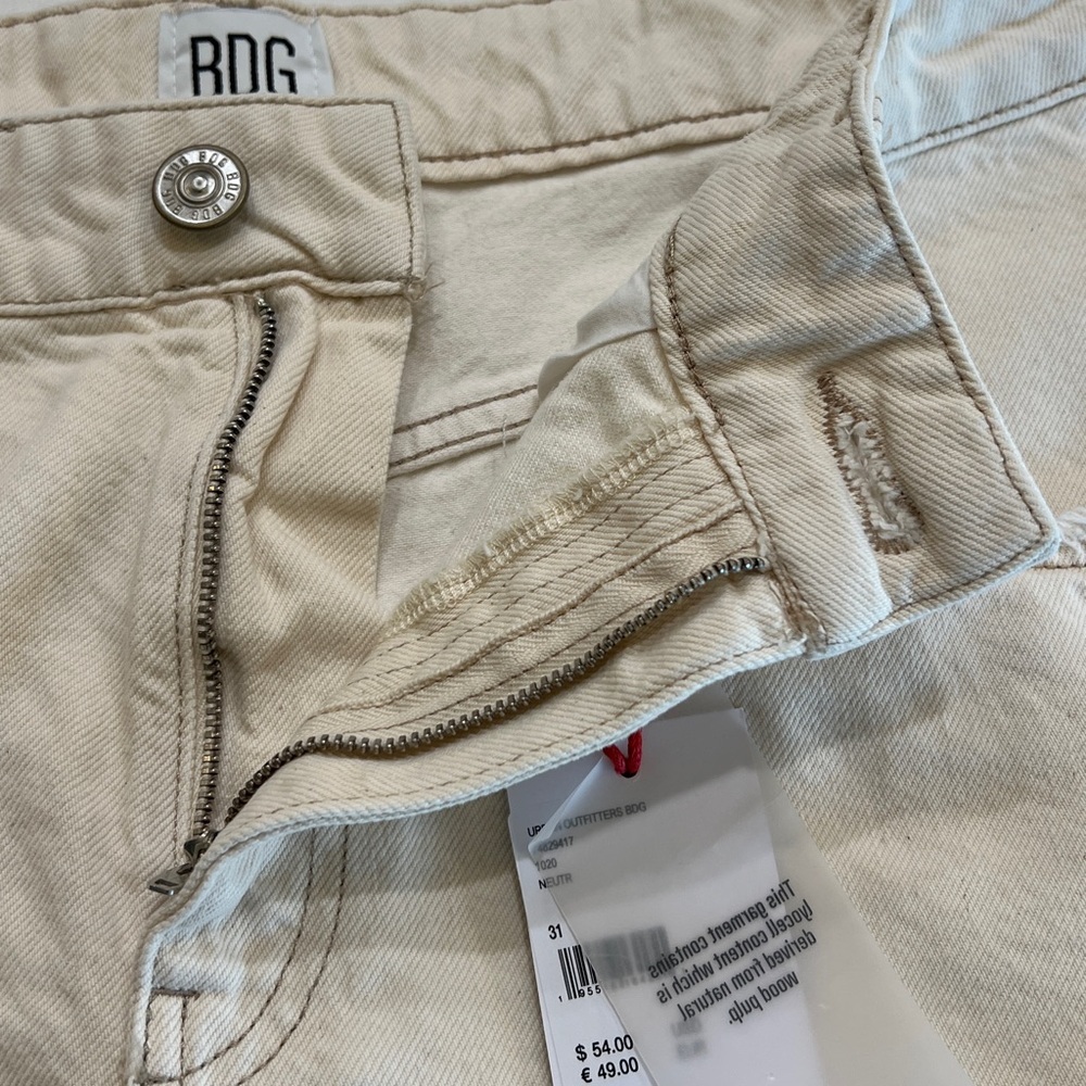 BDG Urban Outfitters Distressed Neutral Cream Denim Shorts Raw Hem Size 31 NWT - Picture 5 of 11